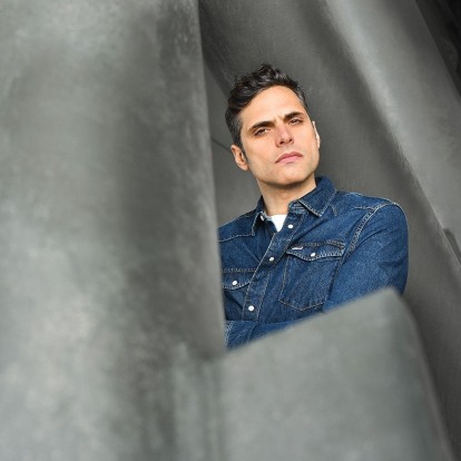 Ο Γιώργος Παπαγεωργίου μιλάει για την επιτυχία του στη «Σκοτεινή Θάλασσα», τη μητέρα του Φιλαρέτη Κομνηνού και τους «άσους» στο μανίκι του