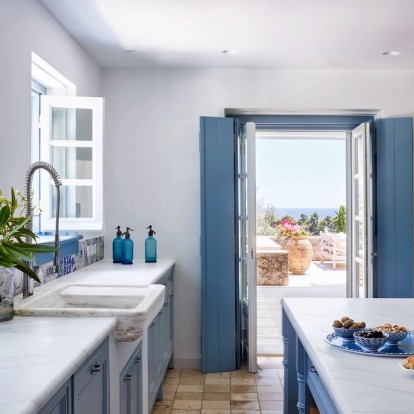 Mια θεσπέσια καλοκαιρινή κατοικία στις Σπέτσες αναδεικνύει την ελληνική αρχοντιά 