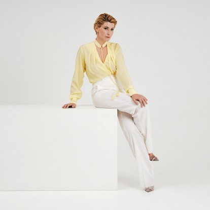 Στην Πρώτη Γραμμή: Η Σία Κοσιώνη εναλλάσσει εξαιρετικά και με ακρίβεια ρόλους και ιδιότητες και μας μιλάει γι' αυτό 