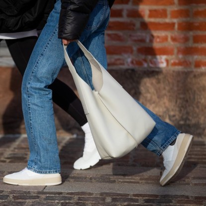 White Sneakers: Τα high-top designs που ταιριάζουν σε όλες τις εμφανίσεις 