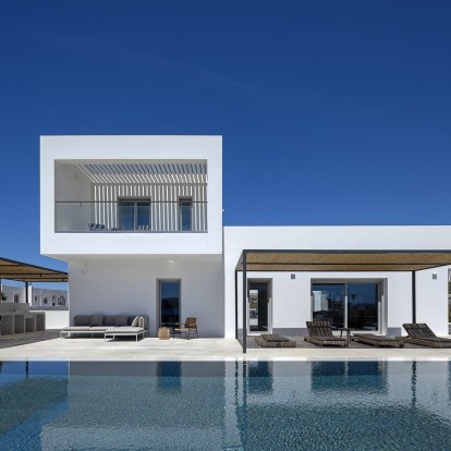 Μια μοντέρνα νησιώτικη κατοικία στην Πάρο είναι ο «παράδεισος» όπου θα θέλαμε να βρισκόμαστε τώρα