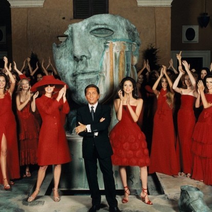 Ο Valentino Garavani γιορτάζει τα 90ά γενέθλιά του με μια έκθεση αφιερωμένη στο έργο του