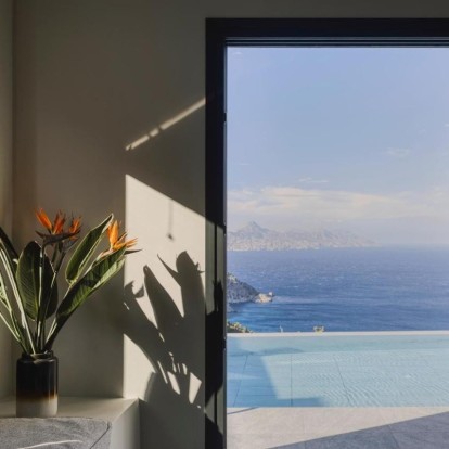 Ένα νέο ξενοδοχείο στην Κάρπαθο συνδυάζει τον μοντερνισμό με την ομορφιά του τόπου