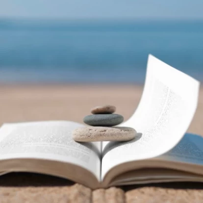 6 νέες κυκλοφορίες βιβλίων για να διαβάσετε πλάι στο κύμα