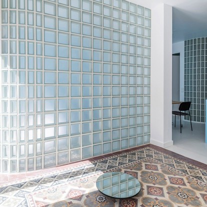 Το Blue Glass Apartment στη Μαδρίτη είναι μια ωδή στο γαλάζιο