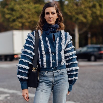 Spring Essentials: 5 fashionable τρόποι για να φορέσετε το denim jacket σας
