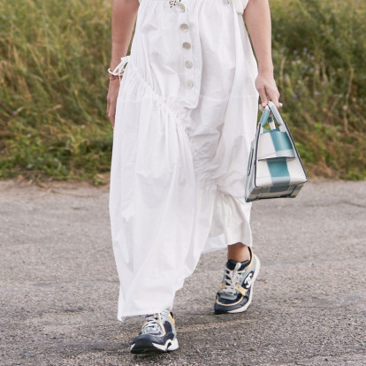 Dress & Sneakers: Οι πιο updated συνδυασμοί για «άνετες» εμφανίσεις
