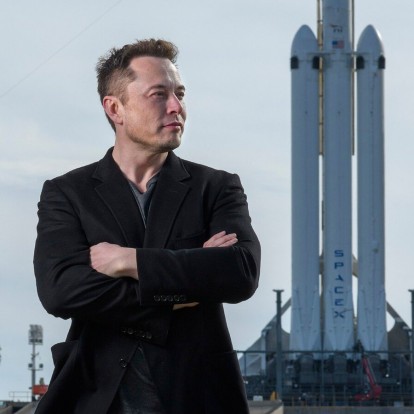 Ο Elon Musk κάνει «tweet» την ελευθερία λόγου