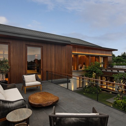 Μια κατοικία στην Ινδονησία μετατρέπεται σε ένα vacation house βγαλμένο από όνειρο