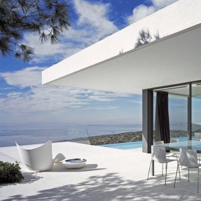 Μια σαγηνευτική κατοικία στη Σαρωνίδα «υποκλίνεται» στον εκλεπτυσμένο μοντερνισμό