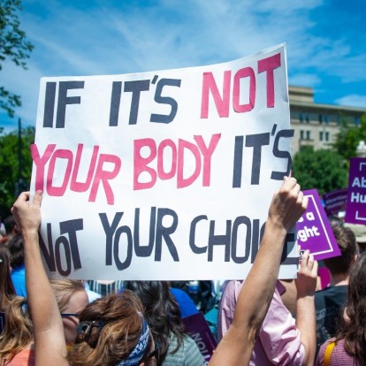 Αμβλώσεις: Γυναίκες χωρίς δικαιώματα κι επιστροφή στο... σκοτάδι