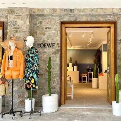 Peek inside στη νέα boutique του οίκου Loewe στη Μύκονο