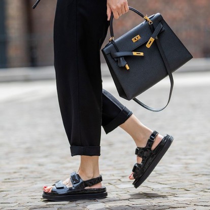 Dad sandals: Τα σχέδια για να φορέσετε με επιτυχία ένα από τα πιο αμφιλεγόμενα staples 