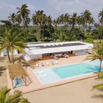 Ένα σαγηνευτικό vacation house σε μια τροπική τοποθεσία θυμίζει πολυτελές pool bar