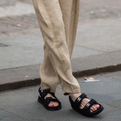 Πώς θα φορέσετε κομψά τα dad sandals 