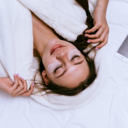 Ξυπνάτε με σακούλες κάτω από τα μάτια; Τρόποι για να απαλλαχτείτε άμεσα!