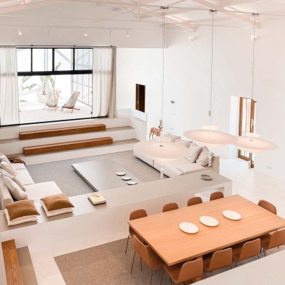 Δείτε πώς ένας χώρος θεάτρου ανακαινίστηκε και μετατράπηκε σε μια οικογενειακή κατοικία