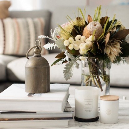 Summer Candles: Tips για να εντάξετε με επιτυχία τα κεριά στη διακόσμησή σας
