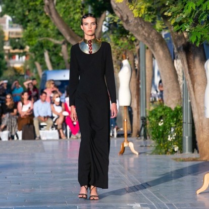 O Vassilis Zoulias μετέτρεψε τη Διονυσίου Αρεοπαγίτου σε catwalk για τη νέα haute couture F/W 22-23 συλλογή του 