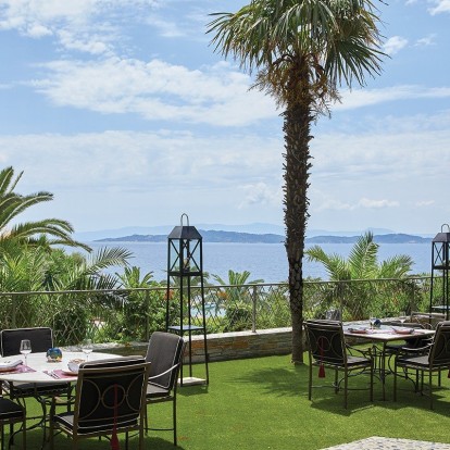 To luxurious resort που βρίσκεται σε μια από τις πιο ονειρικές τοποθεσίες της Χαλκιδικής 