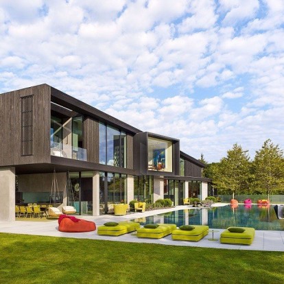 Μια σαγηνευτική έπαυλη που συνδυάζει τον μινιμαλισμό με τη μοντέρνα τέχνη