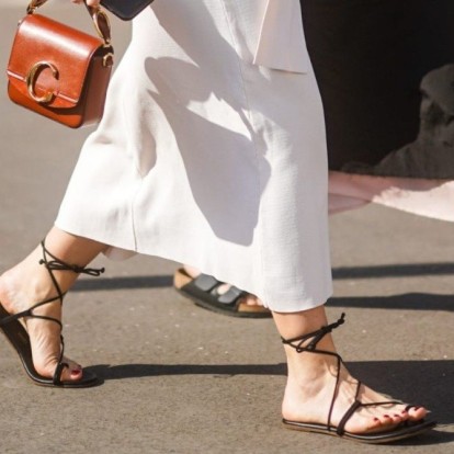 Τα flat sandals που θα σας βγάλουν ασπροπρόσωπες το καλοκαίρι