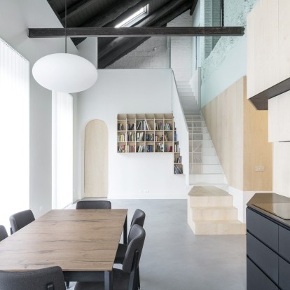 Δείτε πώς μια μικρή κατοικία του '60 στην Ιταλία μετατράπηκε σε ένα μοντέρνο σκηνικό