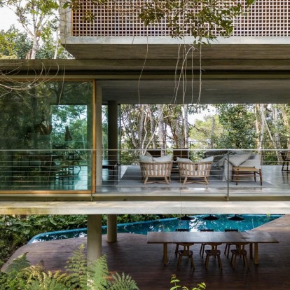 Μια κατοικία μέσα στο δάσος του Ατλαντικού αποτελεί ένα μαγικό ησυχαστήριο