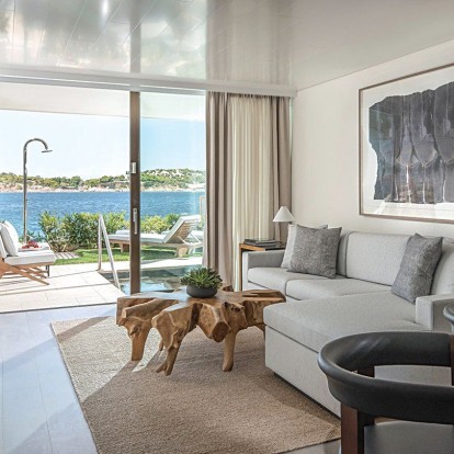 Μια καλοκαιρινή όαση υψηλής πολυτέλειας στη Βουλιαγμένη που «κρύβει» πολύτιμους θησαυρούς