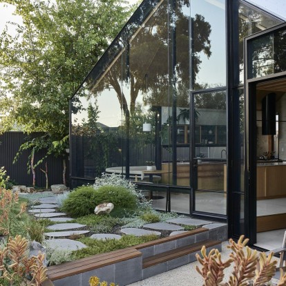 Μια open-air κατοικία που «κλείνει» μέσα της μια καλοκαιρινή όαση