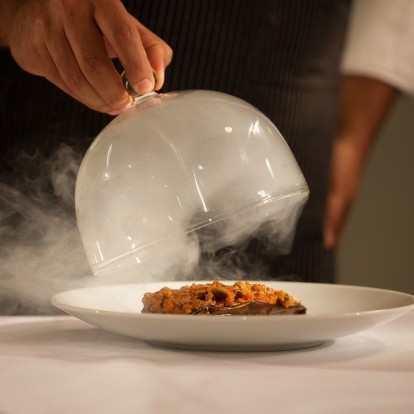 Live Fire Cooking: Tα restaurants της Θεσσαλονίκης που μαγειρεύουν μπροστά στο τραπέζι μας