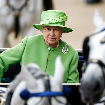 Η στιλιστική εξέλιξη της Βασίλισσας Ελισάβετ ανά τις δεκαετίες