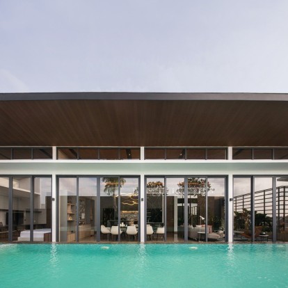 Μια ευήλια κατοικία στην Ινδονησία υμνεί το σύγχρονο design 