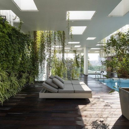 Μια exceptional κατοικία είναι «πλημμυρισμένη» από την πλούσια βλάστηση τριγύρω της