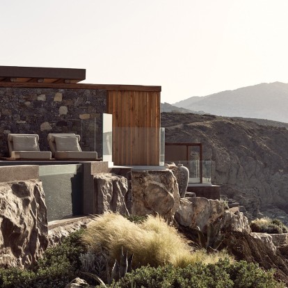 Η βίλα Acroterra ακροβατεί πάνω στα βράχια, χτισμένη στην κορυφογραμμή μιας απόκρημνης χερσονήσου στην Αγία Πελαγία της Κρήτης