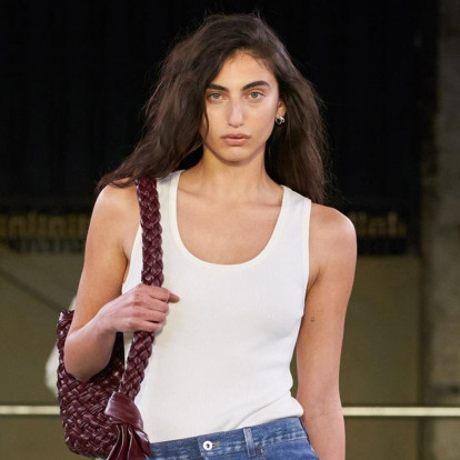 Tank Tops: Πώς θα φορέσετε την τάση που κυριάρχησε στις πασαρέλες 
