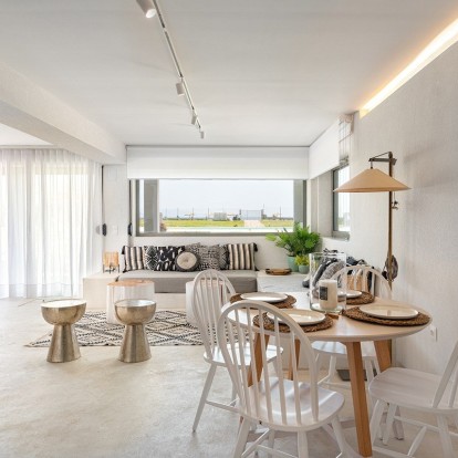 Ένα ονειρεμένο καταφύγιο στη Χαλκιδική μπροστά στη θάλασσα υπόσχεται ένα παραδεισένιο καλοκαίρι 