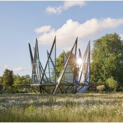 Ένα εντυπωσιακό Glasshouse με μοναδικό design στο ιστορικό Woolbeding της Αγγλίας