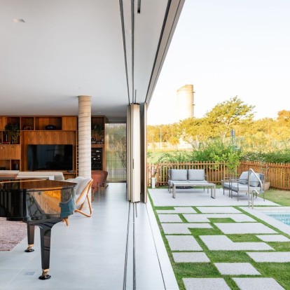 Μια μοντέρνα sustainable κατοικία μετατρέπεται στο απόλυτο καλοκαιρινό περιβάλλον