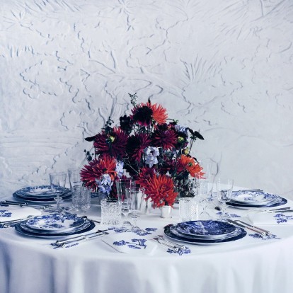 Η νέα tableware συλλογή του Dior Maison απογειώνει το διαχρονικό "Toile de Jouy"