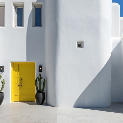 Μια εντυπωσιακή βίλα στη Μύκονο «ποντάρει» στο λευκό των Κυκλάδων και αποπνέει καλοκαιρινή αύρα