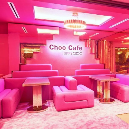 Το νέο pop-up café του οίκου Jimmy Choo στο Harrods είναι μια ροζ όαση