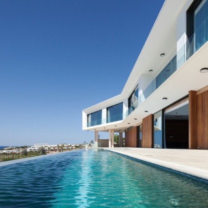 Μια θεσπέσια κατοικία στην Πάφο της Κύπρου «υποκλίνεται» στον μοντέρνο σχεδιασμό