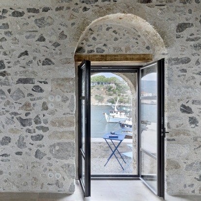 Μια σαγηνευτική κατοικία στην Καρδαμύλη της Πελοποννήσου αποτελεί το καταφύγιο των ονείρων μας