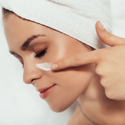 4 must-know συνήθειες που θα κρατήσουν νεανικό το δέρμα μας