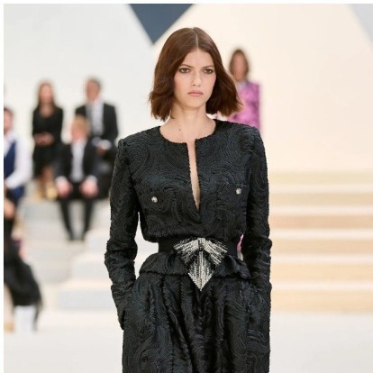 Paris Haute Couture 2022: Η Virginie Viard κάνει sexy το look της Chanel 