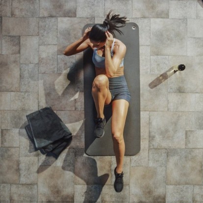 Ένα 10λεπτο πρόγραμμα γυμναστικής για τέλεια σιλουέτα πριν την παραλία