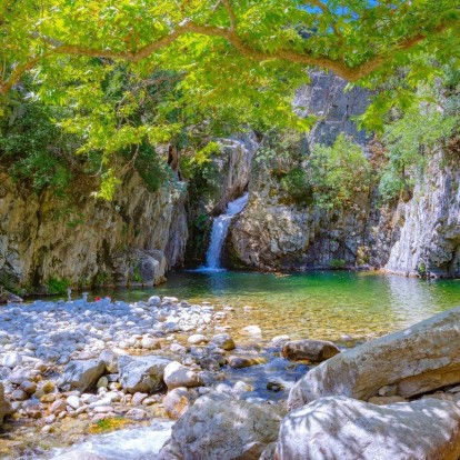 Οι top καταρράκτες στα νησιά της Ελλάδας που αποτελούν «οάσεις» δροσιάς