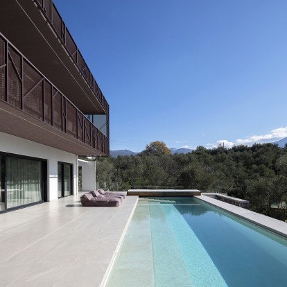 Μια κατοικία στην Καλαμάτα, «λουσμένη» στον ήλιο, είναι η επιτομή του μοντερνισμού