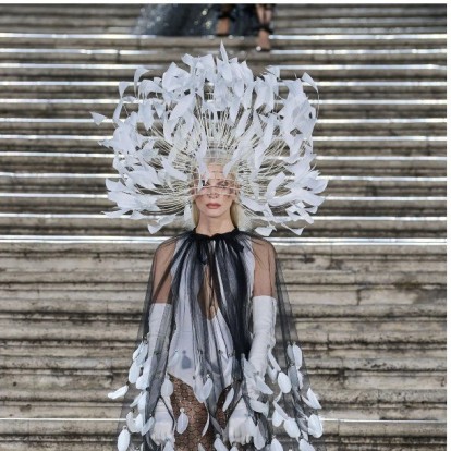 Η Piazza Di Spagna της Ρώμης απέκτησε «αέρα» Haute Couture με το show του Maison Valentino
